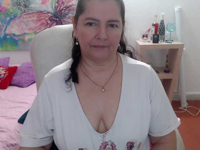 leonela's BongaCams show and profile