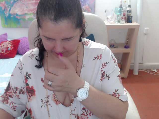 leonela's BongaCams show and profile