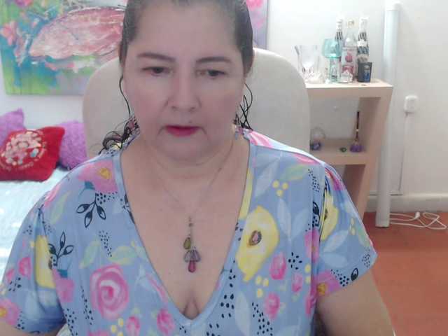 leonela's BongaCams show and profile