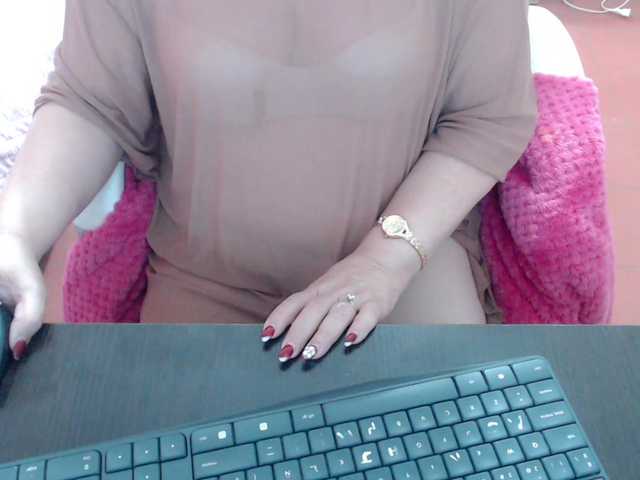 leonela's BongaCams show and profile