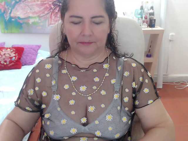 leonela's BongaCams show and profile