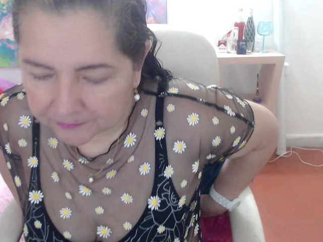 leonela's BongaCams show and profile