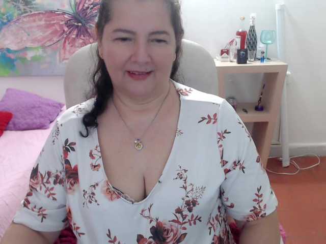 leonela's BongaCams show and profile