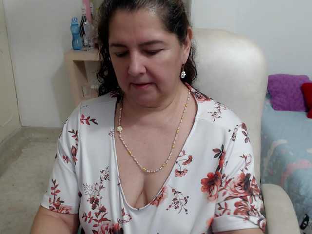 leonela's BongaCams show and profile