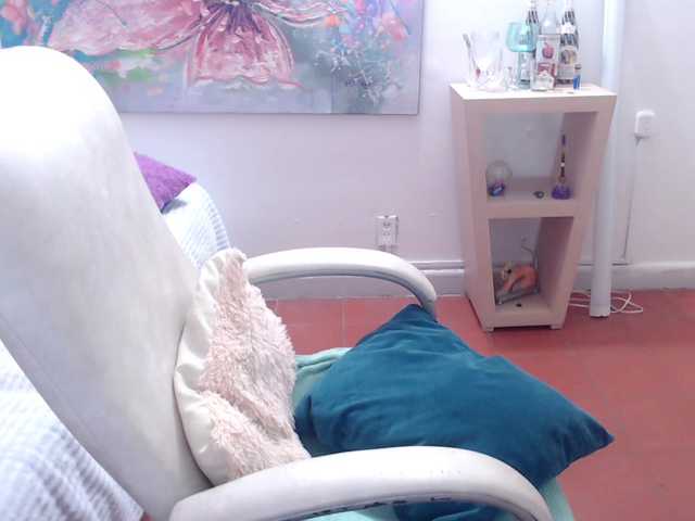 leonela's BongaCams show and profile