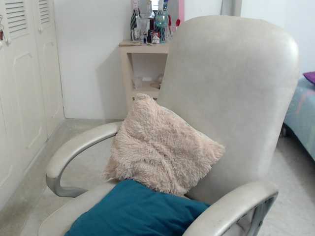 leonela's BongaCams show and profile