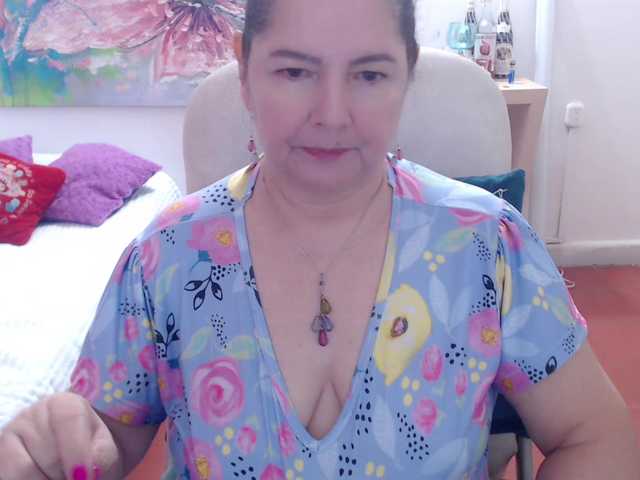 leonela's BongaCams show and profile