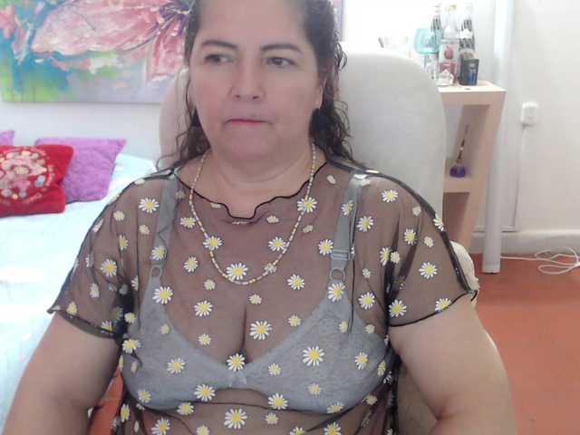 leonela's BongaCams show and profile