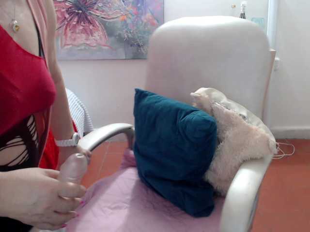 leonela's BongaCams show and profile