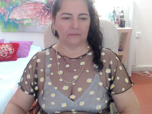 leonela's BongaCams show and profile