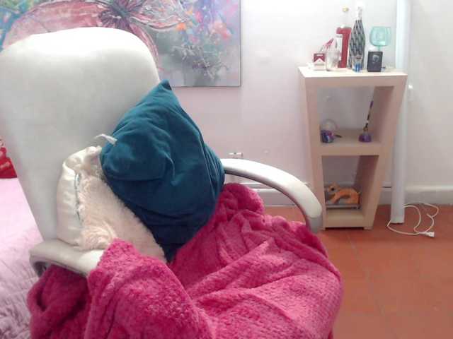 leonela's BongaCams show and profile