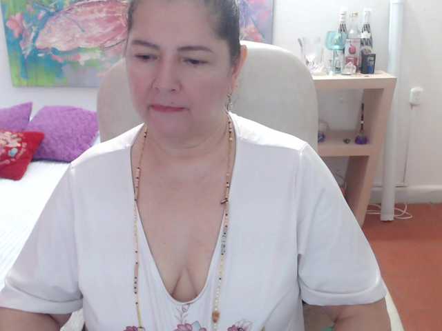 leonela's BongaCams show and profile