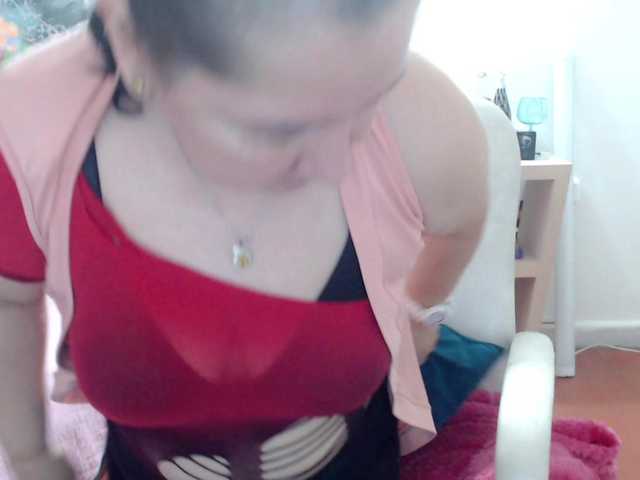 leonela's BongaCams show and profile