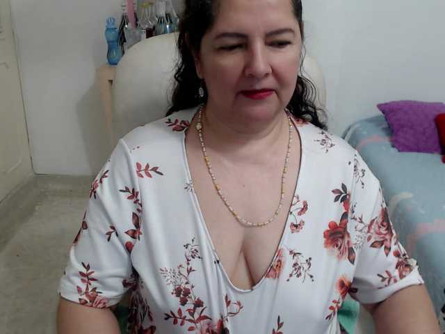 leonela's BongaCams show and profile