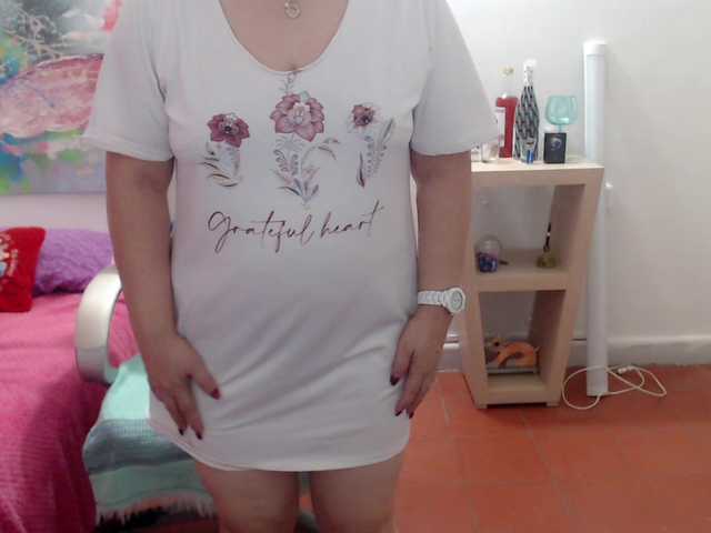 leonela's BongaCams show and profile