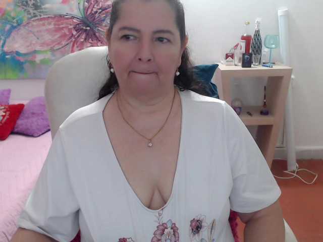 leonela's BongaCams show and profile