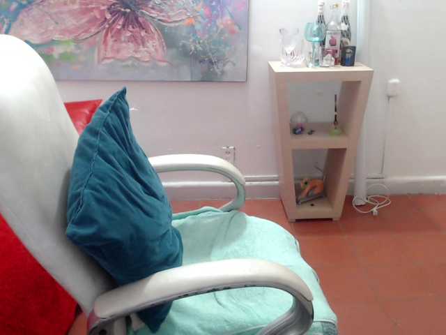 leonela's BongaCams show and profile