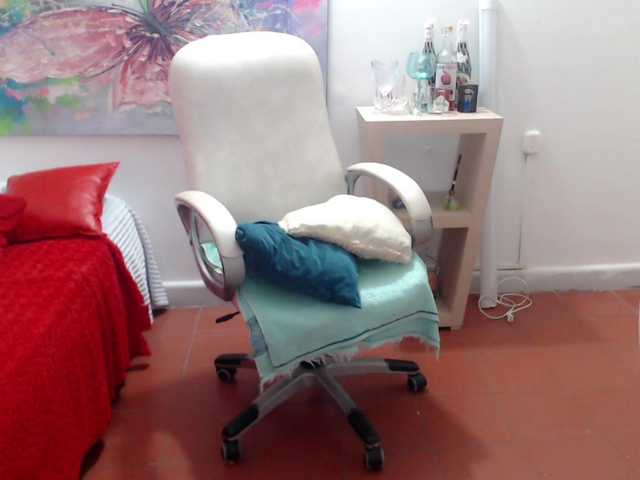 leonela's BongaCams show and profile