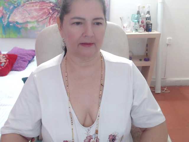 leonela's BongaCams show and profile