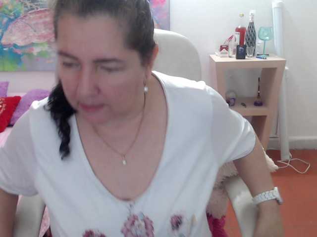 leonela's BongaCams show and profile