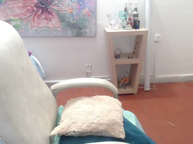 leonela's BongaCams show and profile