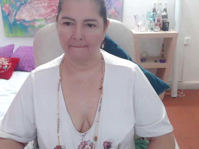 leonela's BongaCams show and profile