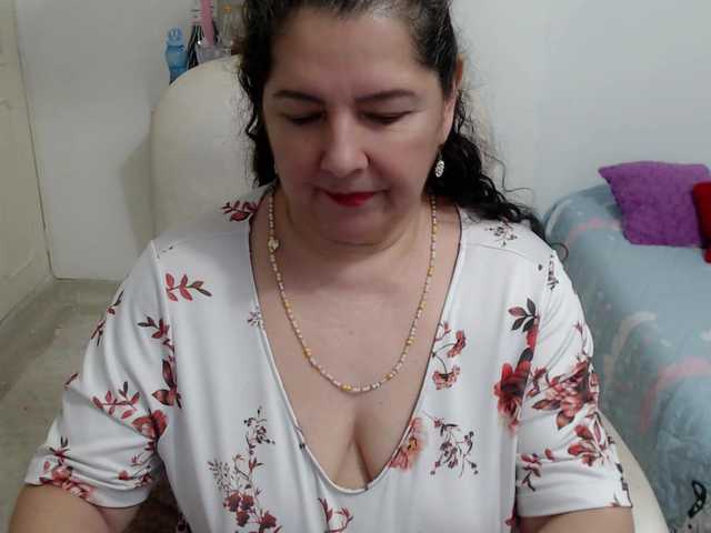leonela's BongaCams show and profile