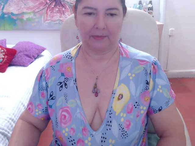 leonela's BongaCams show and profile