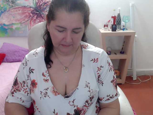 leonela's BongaCams show and profile