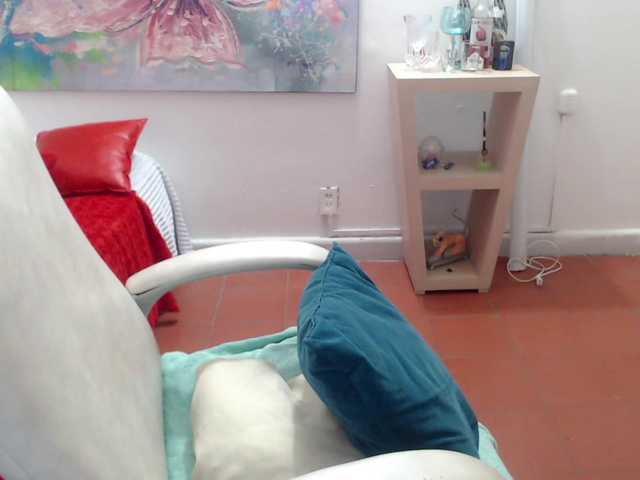 leonela's BongaCams show and profile