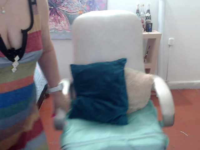 leonela's BongaCams show and profile