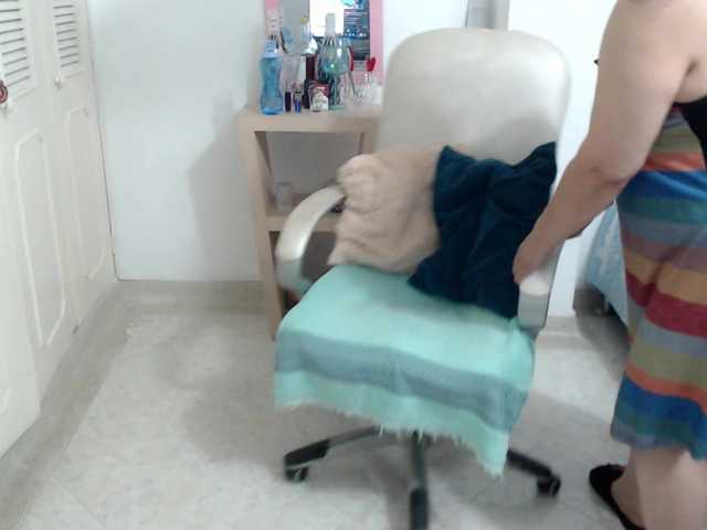 leonela's BongaCams show and profile