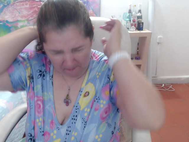 leonela's BongaCams show and profile