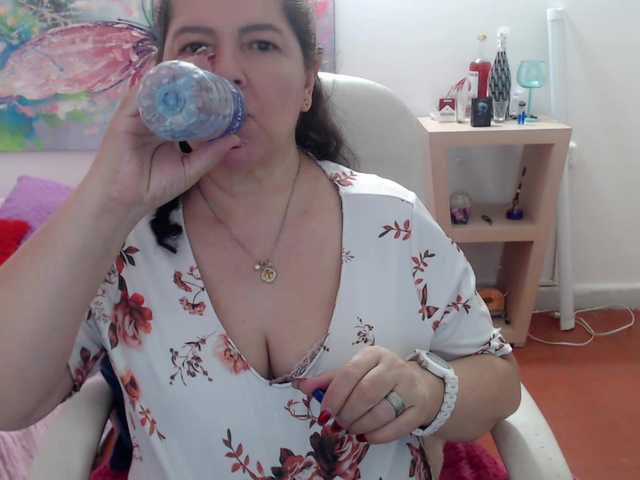 leonela's BongaCams show and profile