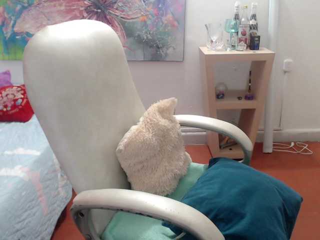 leonela's BongaCams show and profile