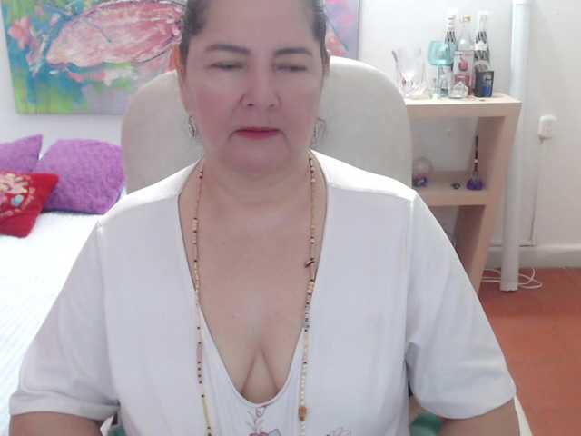 leonela live cam profile