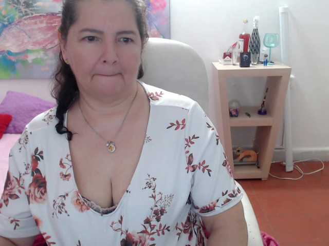 leonela's BongaCams show and profile