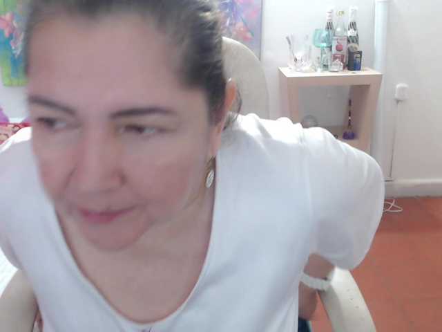 leonela's BongaCams show and profile