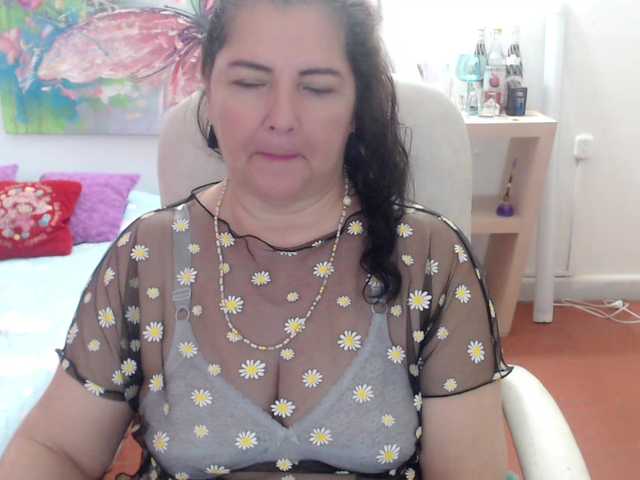 leonela's BongaCams show and profile