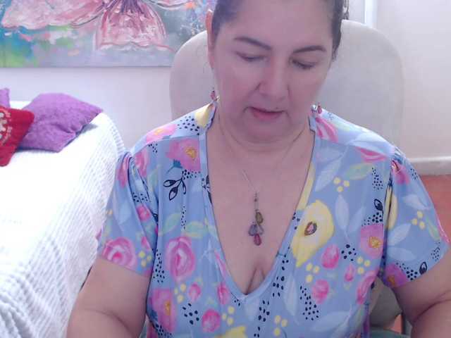 leonela's BongaCams show and profile