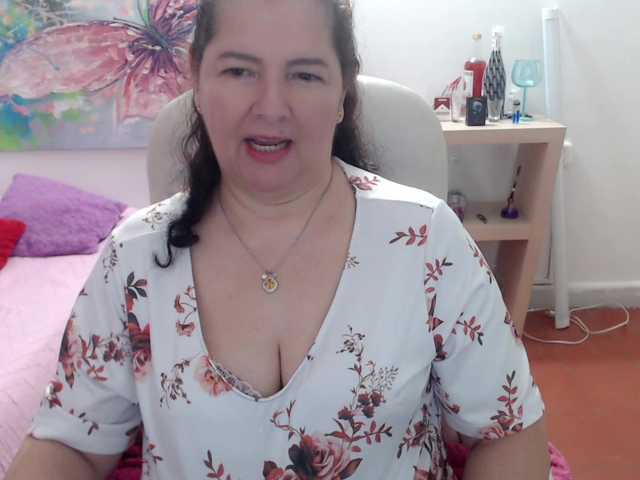 leonela's BongaCams show and profile