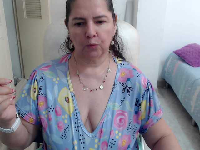 leonela's BongaCams show and profile