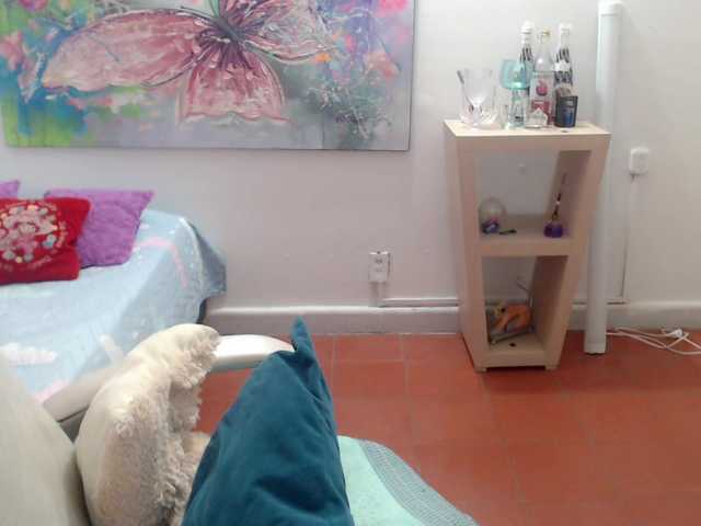 leonela's BongaCams show and profile