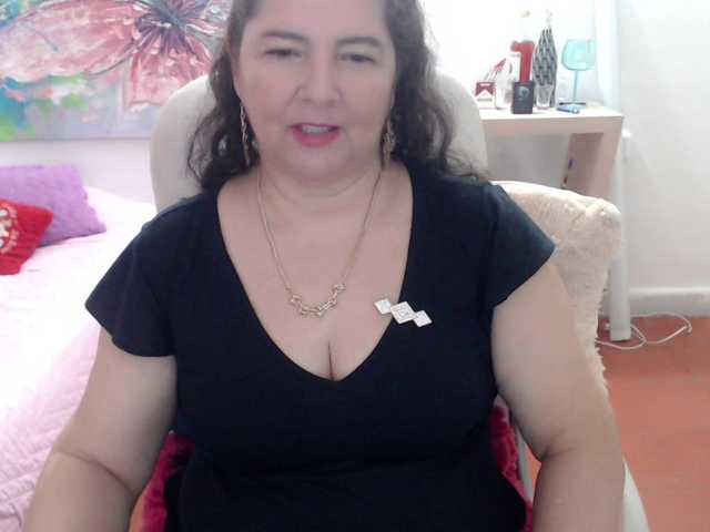 leonela's BongaCams show and profile