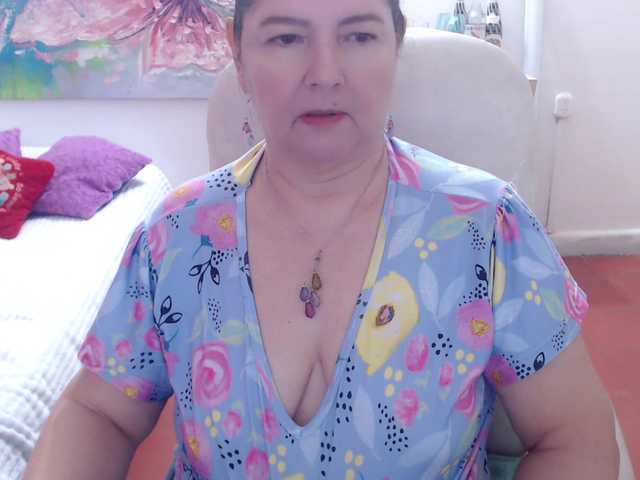 leonela live cam profile