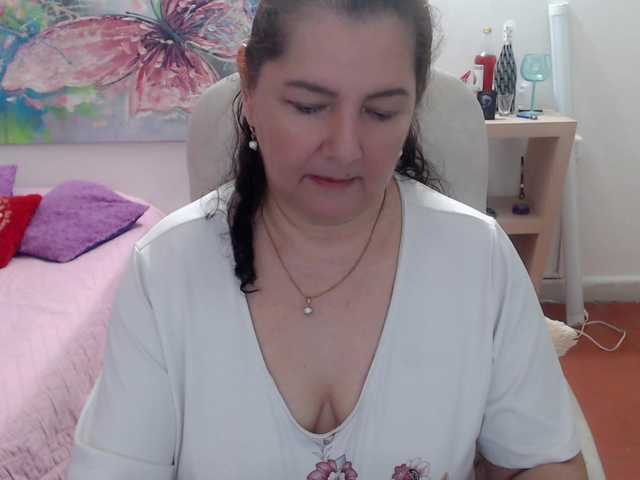 leonela's BongaCams show and profile