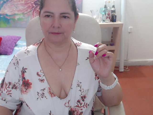 leonela's BongaCams show and profile