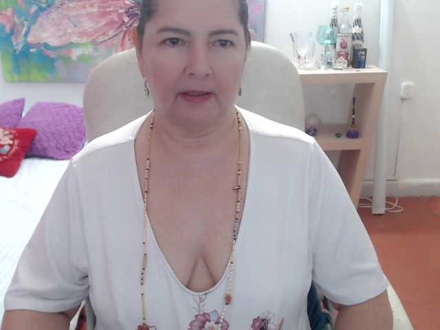 leonela live cam profile