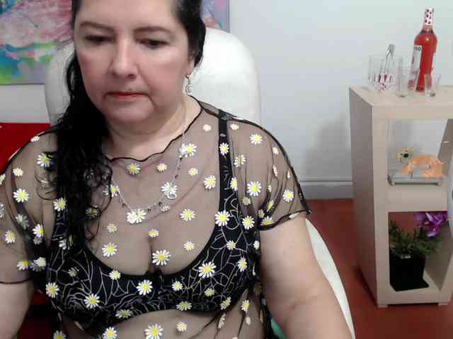 live chat room Leonela