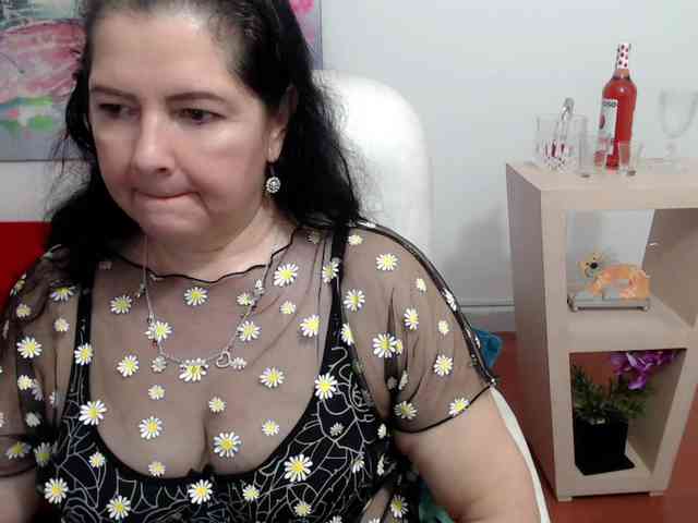 live nude chat Leonela